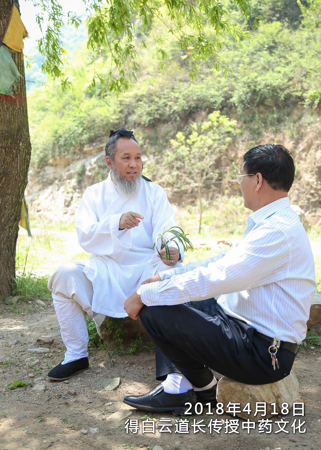后拜华山老前辈李静甫道长,曹祥贞道长为先师,开始道教生活,以庙为家